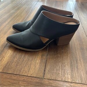 Dolcetta Women’s Black Pointy Toe Slip On Bootie Size 7.5